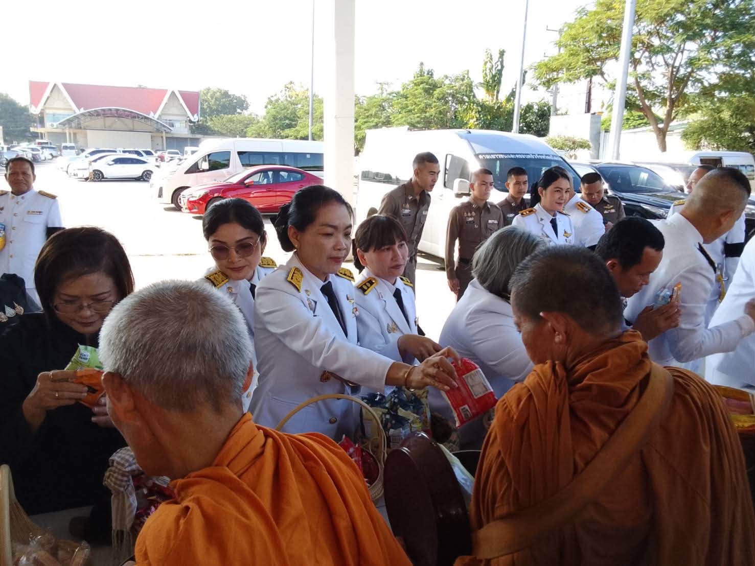 title - ส.ป.ก.ยโสธร ร่วมพิธีบำเพ็ญกุศลและพิธีถวายดอกไม้จันทน์ภาคประชาชนตัวแทน ในงานพระราชพิธีถวายพระเพลิงพระบรมศพ สมเด็จพระนางเจ้าสิริกิติ์ พระบรมราชินีนาถ พระบรมราชชนนีพันปีหลวง